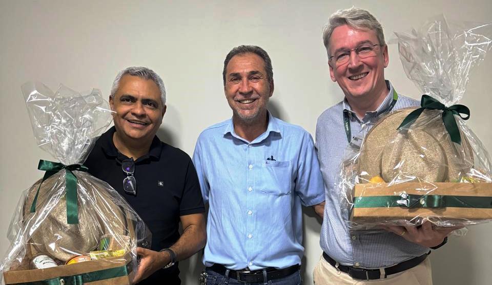 PRESIDENTE DO SICOOB CREDIVAZ RECEBE REPRESENTANTES DA CENTRAL CREDIMINAS EM VAZANTE