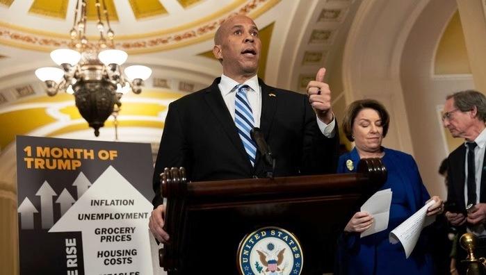 SENADOR QUEBRA RECORDE COM DISCURSO DE MAIS DE 25 HORAS NO SENADO DOS EUA