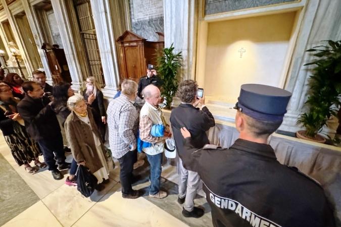 TÚMULO DO PAPA FRANCISCO É ABERTO PARA VISITAÇÃO DOS FIÉIS