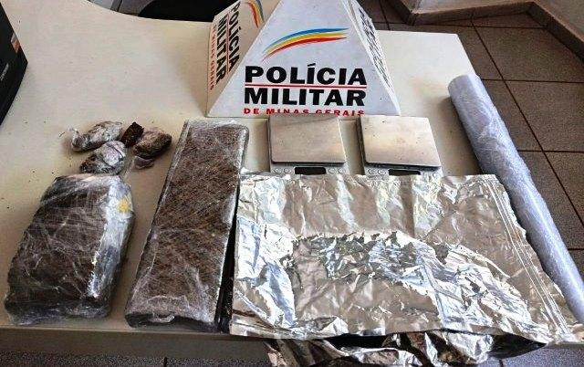 AÇÃO DA POLÍCIA MILITAR APREENDE MALA COM TABLETES DE MACONHA EM VAZANTE