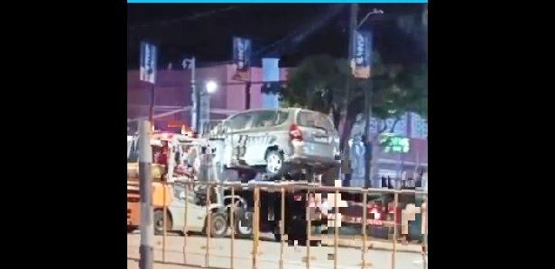 CARROS ESTACIONADOS EM LOCAIS PROIBIDOS SÃO REMOVIDOS COM EMPILHADEIRAS EM PATOS DE MINAS