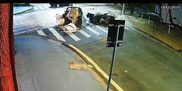 VÍDEO: CARRO SE PARTE AO MEIO EM ACIDENTE E MOTORISTA CONTINUA DIRIGINDO