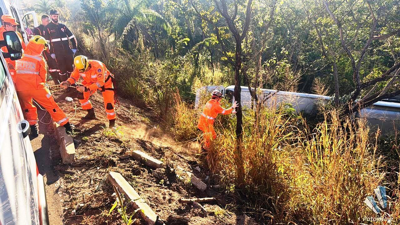 ACIDENTE COM ÔNIBUS DE PASSAGEIROS DEIXA ENTRE 10 E 15 FERIDOS NA BR-365