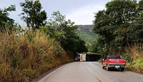 ACIDENTE ENVOLVENDO CARRETA E ÔNIBUS INTERDITA A RODOVIA MG-188