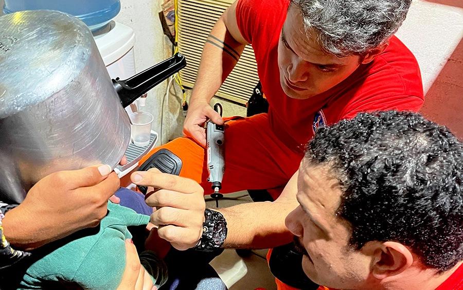 BOMBEIROS SOCORREM CRIANÇA COM UMA PANELA DE PRESSÃO PRESA NA CABEÇA
