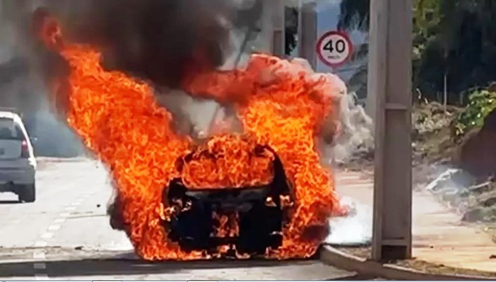 CARRO É TOTALMENTE CONSUMIDO PELAS CHAMAS DE INCÊNDIO EM PATOS DE MINAS
