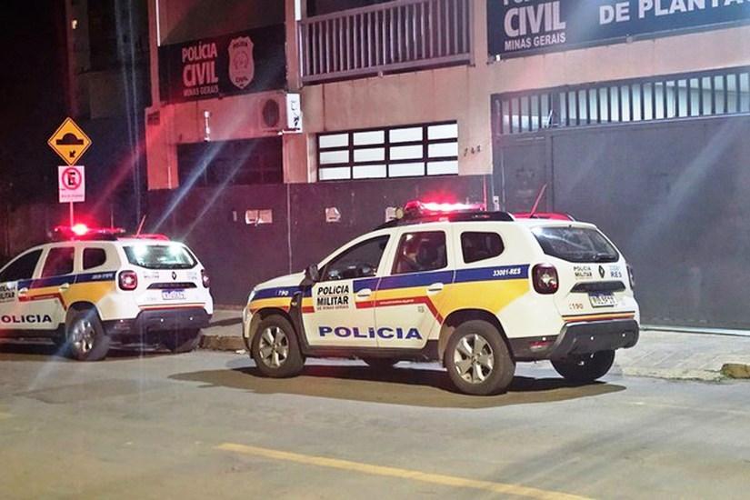 FILHO É PRESO POR AMEAÇAR CORTAR O PESCOÇO DA PRÓPRIA MÃE EM PATOS DE MINAS