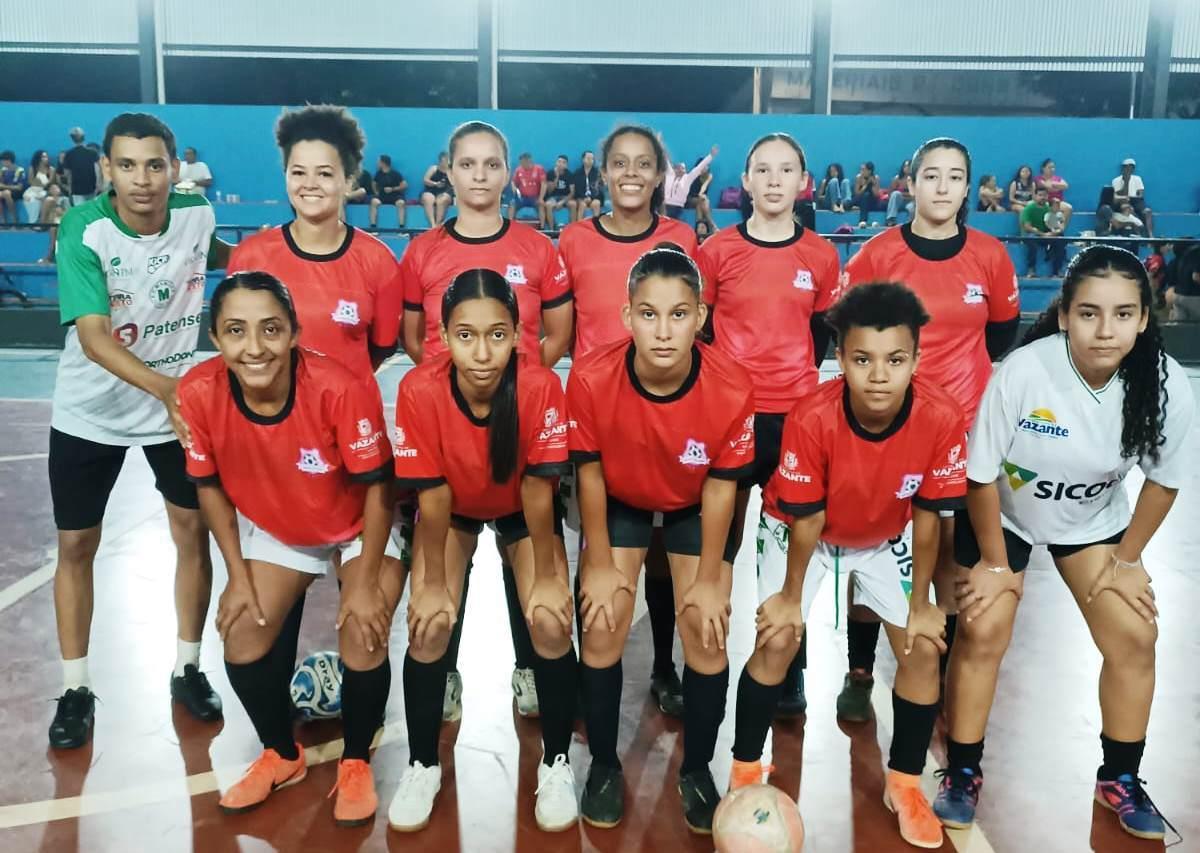FUTSAL FEMININO MOVIMENTA A QUADRA DE ESPORTES DA PRAÇA PAU-DE-ÓLEO