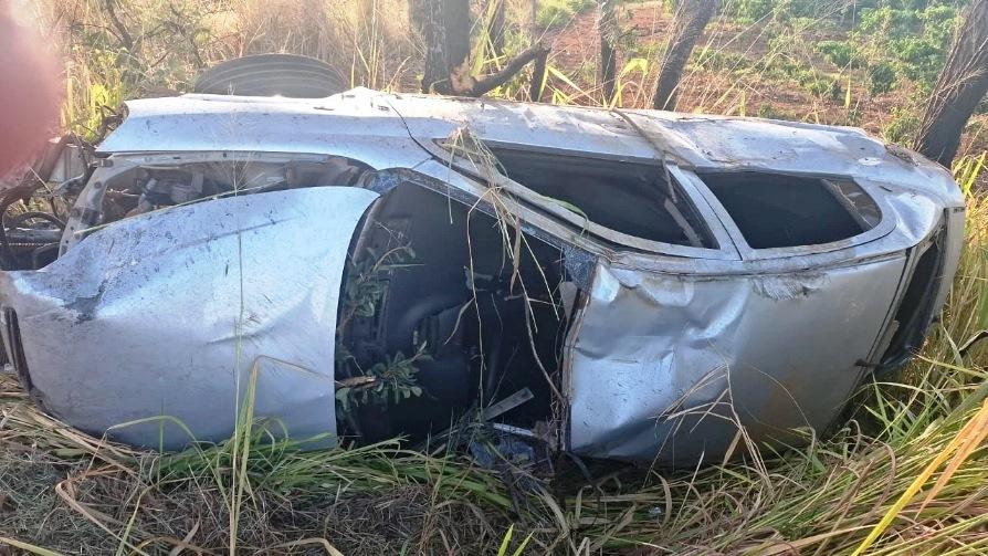 JOVEM DE 20 ANOS CAPOTA CARRO NA BR-352 E MORRE EM ABADIA DOS DOURADOS