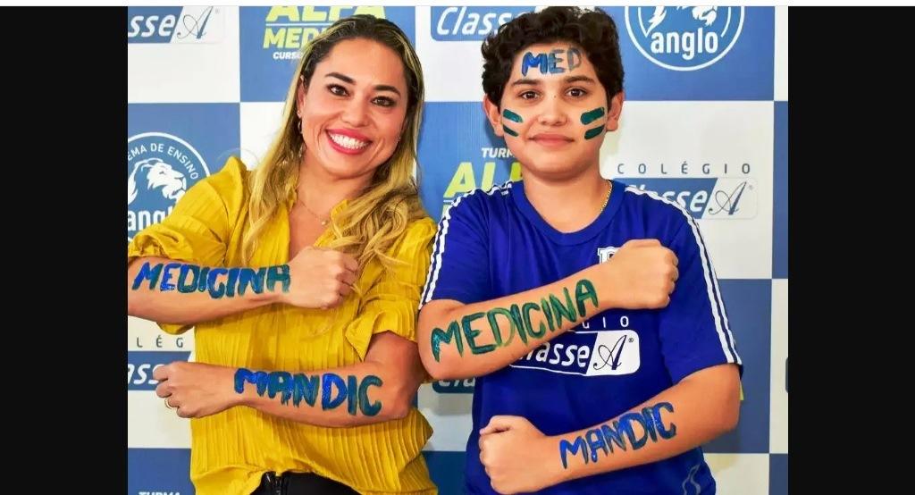 MÃE E FILHO DE 13 ANOS SÃO APROVADOS JUNTOS EM VESTIBULAR DE MEDICINA