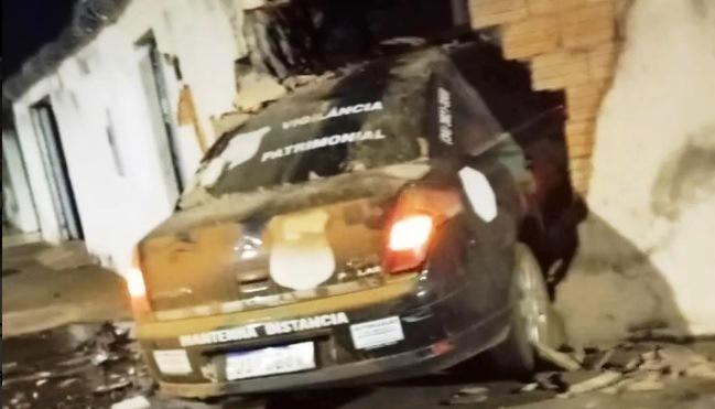 VIGILANTE DERRUBA MURO DE CASA DURANTE PERSEGUIÇÃO A LADRÕES DE FIOS