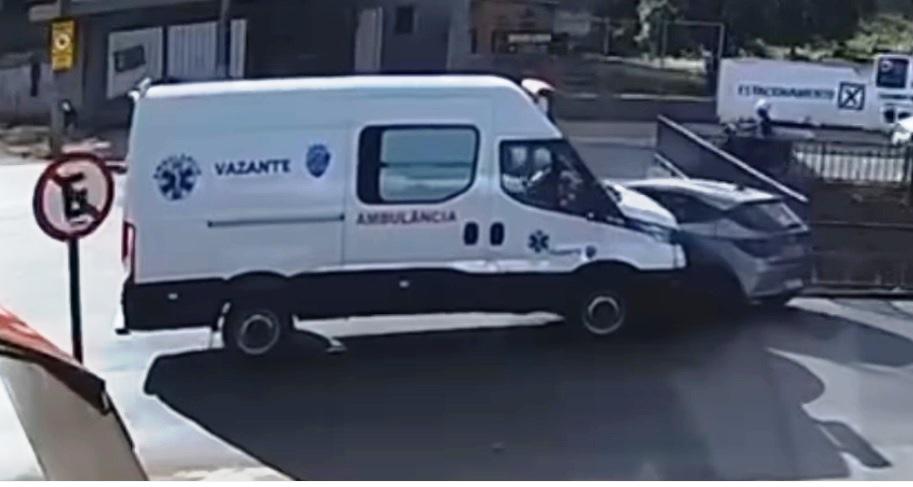 AMBULÂNCIA DE VAZANTE SE ENVOLVE EM ACIDENTE EM PATOS DE MINAS