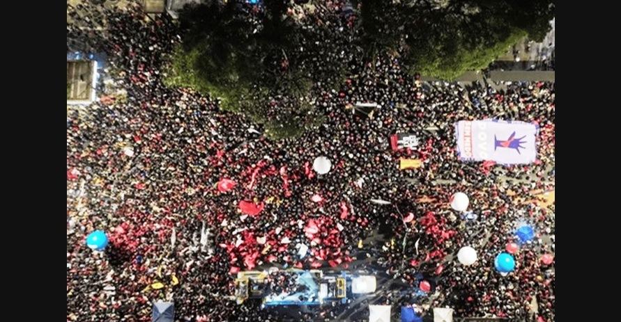ATO DA ESQUERDA ATRAI MAIS GENTE DO QUE A ÚLTIMA MANIFESTAÇÃO DA DIREITA EM SÃO PAULO