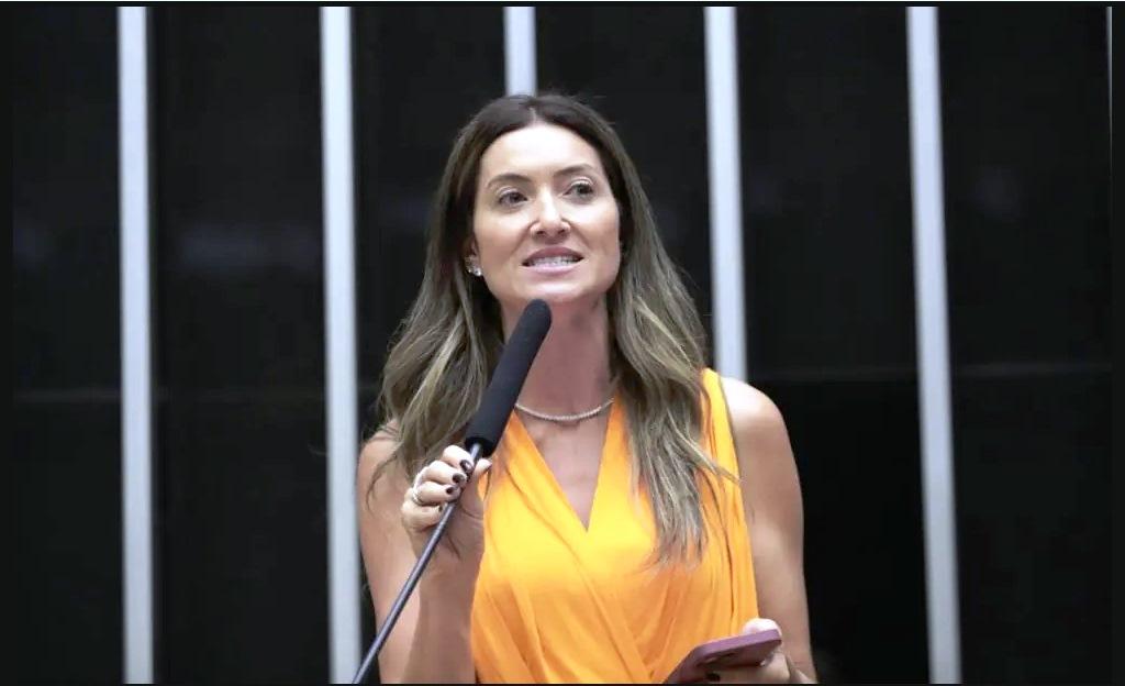 DEPUTADA FEDERAL DESTINA ÔNIBUS PARA O TRANSPORTE ESCOLAR EM VAZANTE