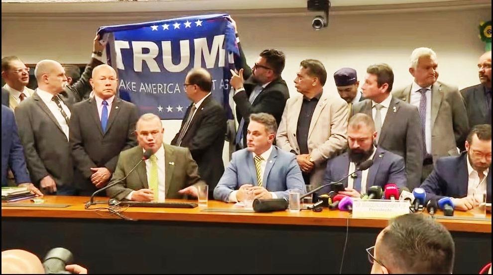 DEPUTADOS DA OPOSIÇÃO PROTESTAM NA CÂMARA COM FAIXA DE APOIO A TRUMP
