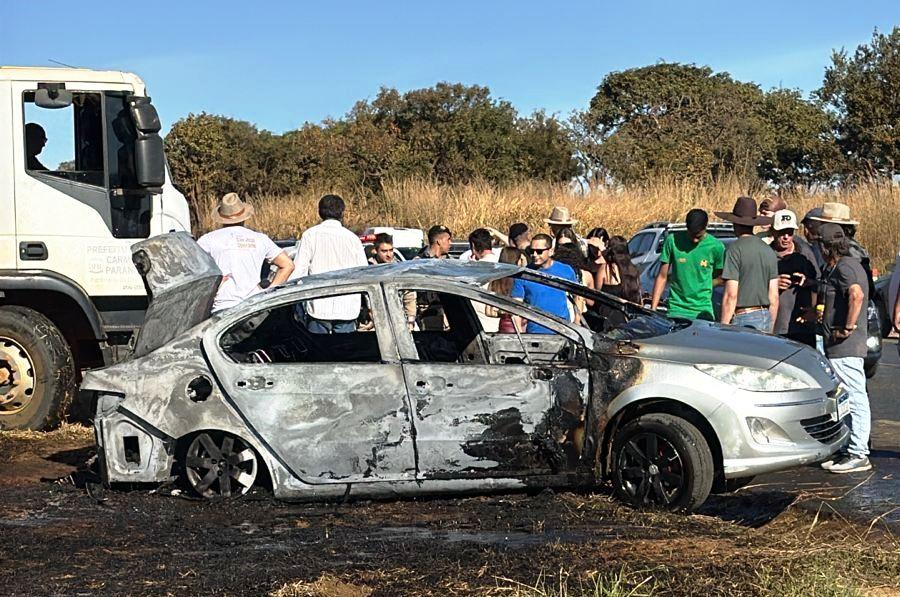 INCÊNDIO DESTRÓI VEÍCULOS DURANTE EVENTO RELIGIOSO EM CARMO DO PARANAÍBA
