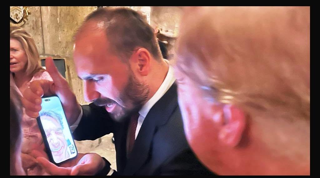 MINISTRO ALEXANDRE DE MORAES BLOQUEIA BENS, CONTAS E PIX DE EDUARDO BOLSONARO