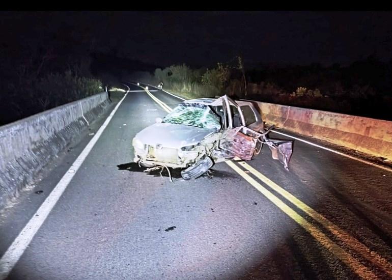 MOTORISTA INABILITADO BATE CARRO EM PONTE E FICA GRAVEMENTE FERIDO EM PRESIDENTE OLEGÁRIO