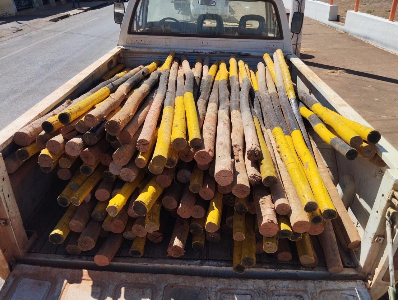 POLÍCIA MILITAR RECUPERA CARGA DE ESTACAS FURTADAS DA PREFEITURA DE COROMANDEL