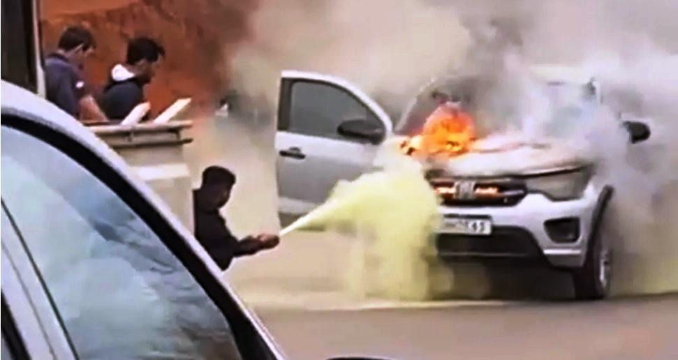 POPULARES COMBATEM INCÊNDIO EM VEÍCULO NA RODOVIA MG-354