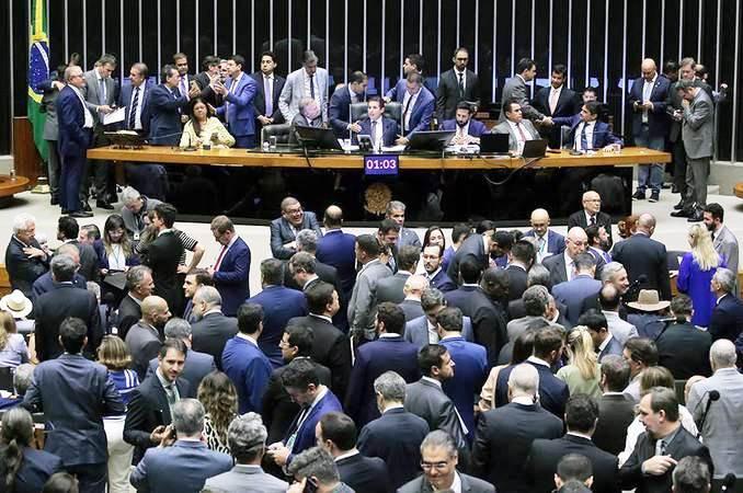 PRESIDENTE LULA NÃO DEVE SANCIONAR PROJETO QUE AUMENTA NÚMERO DE DEPUTADOS