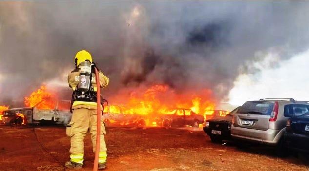 VÍDEO: INCÊNDIO DESTRÓI 200 VEÍCULOS NO PÁTIO DO DETRAN-MG DE UBERABA
