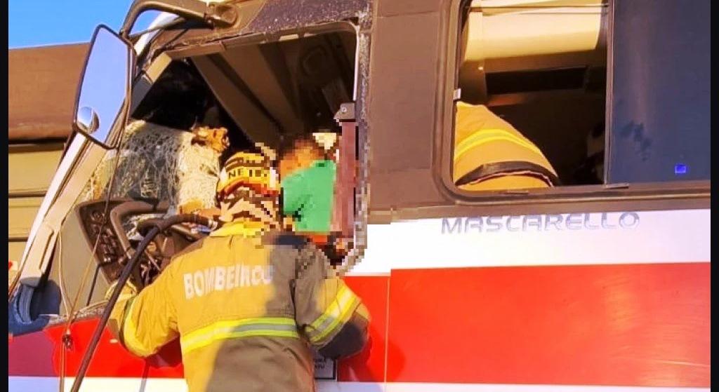 ACIDENTE COM MICRO-ÔNIBUS DA PREFEITURA DE PARACATU DEIXA 11 FERIDOS NA BR-040