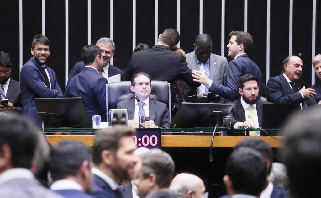 CÂMARA APROVA URGÊNCIA DO PROJETO QUE AMPLIA ISENÇÃO DO IMPOSTO DE RENDA