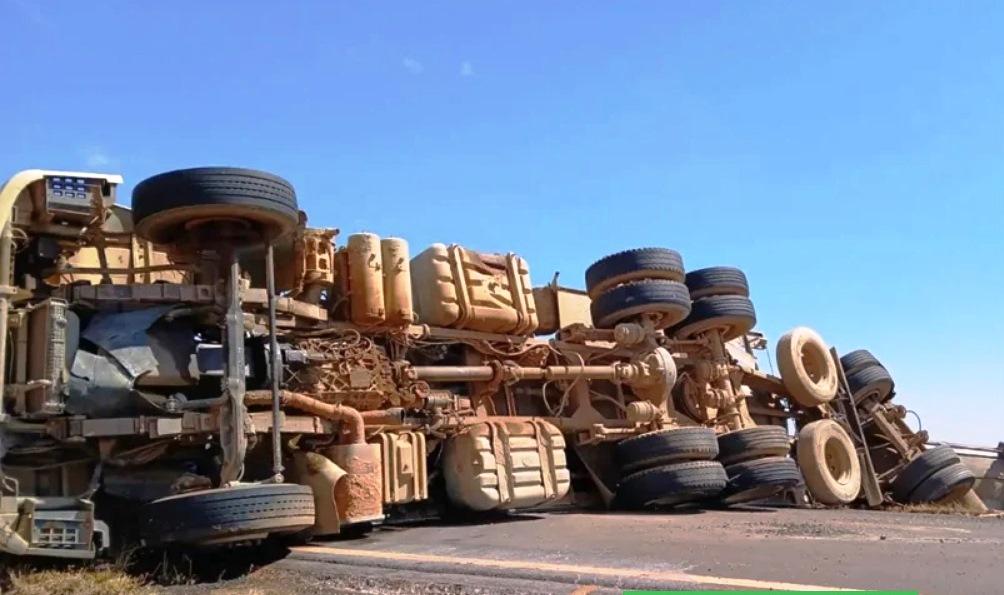 CAMINHÃO DE LEITE TOMBA E INTERDITA RODOVIA EM LAGOA GRANDE