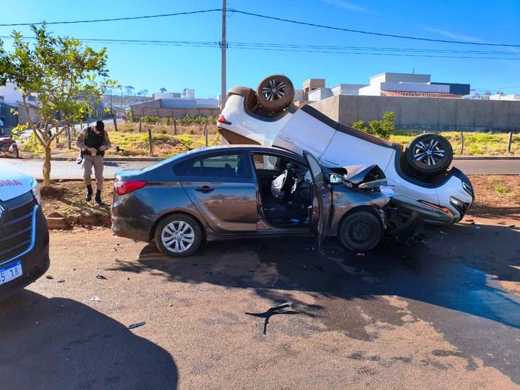MOTORISTA COM SINTOMAS DE EMBRIAGUEZ PROVOCA ACIDENTE EM PATOS DE MINAS