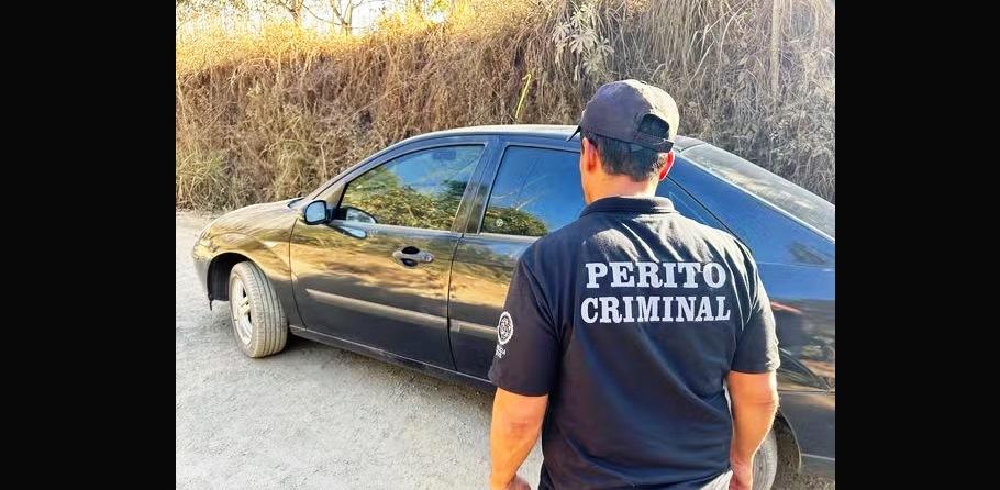 POLÍCIA FAZ PERÍCIA EM CARRO ROUBADO DE EX-SOGRO DO EX-PRESIDENTE JAIR BOLSONARO