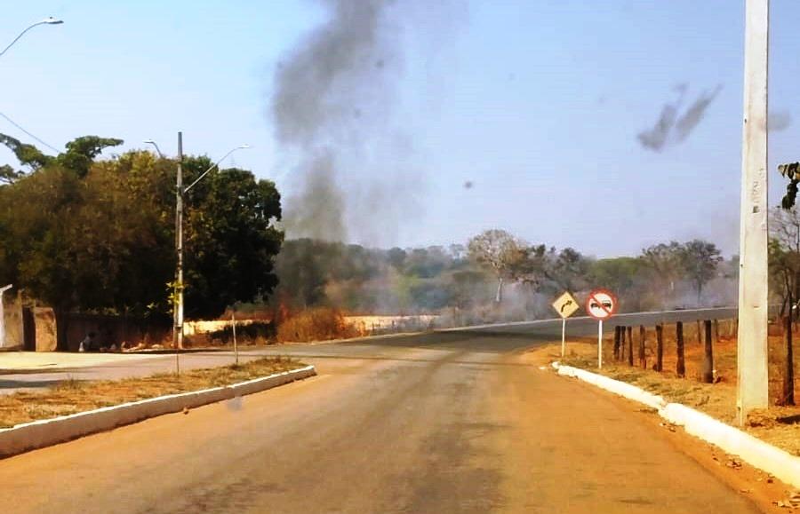 AUTORIDADES ALERTAM PARA RISCOS COM INCÊNDIOS NAS MARGENS DE RODOVIA EM VAZANTE