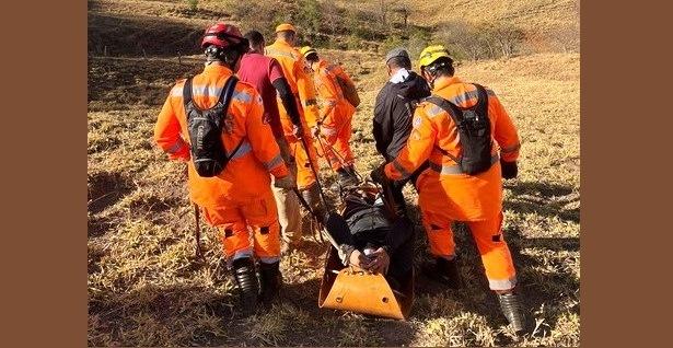 BOMBEIROS RESGATAM PILOTO APÓS POUSO FORÇADO DE PARAPENTE EM PATOS DE MINAS