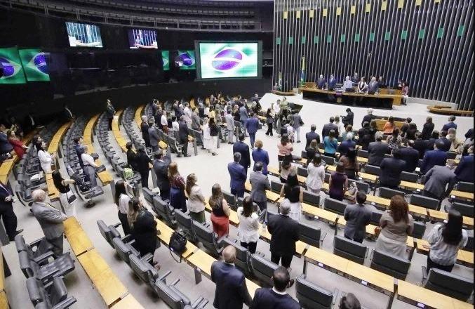 CÂMARA DOS DEPUTADOS APROVA PEC QUE DIFICULTA PRISÕES DE PARLAMENTARES
