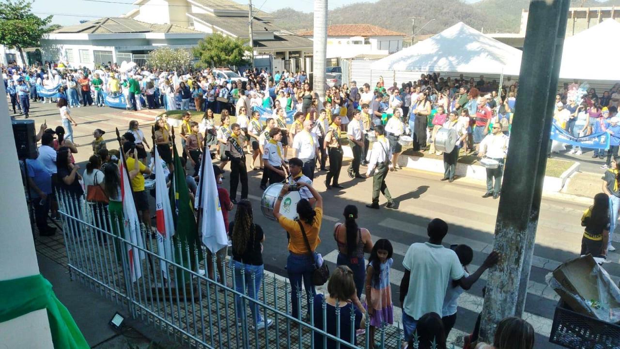 COMEMORAÇÕES DO DIA 7 DE SETEMBRO ATRAEM UM GRANDE PÚBLICO EM VAZANTE