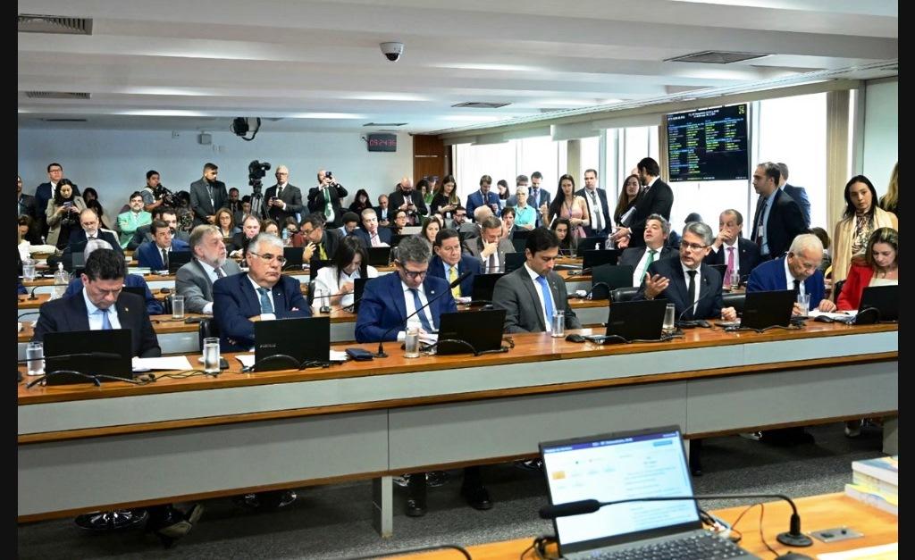 MEMBROS DE COMISSÃO DO SENADO FEDERAL ENTERRAM A PEC DA BLINDAGEM