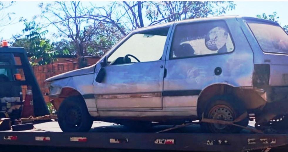 POLÍCIA MILITAR DE VAZANTE RECOLHE VEÍCULO ABANDONADO EM VIA DE ACESSO À CIDADE