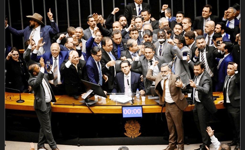 STF DÁ 10 DIAS PARA CÂMARA DOS DEPUTADOS EXPLICAR TRAMITAÇÃO DA PEC DA BLINDAGEM