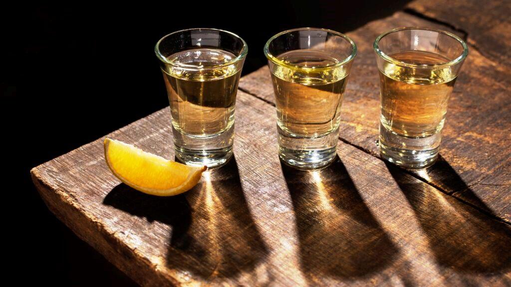 TARIFAÇO DE TRUMP FAZ CACHAÇA BRASILEIRA SUMIR DO MERCADO AMERICANO