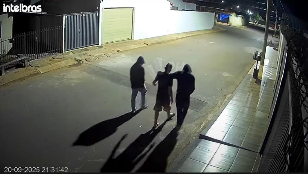 VÍDEO MOSTRA DOIS ASSASSINOS LEVANDO JOVEM PARA A MORTE EM LAGOA FORMOSA