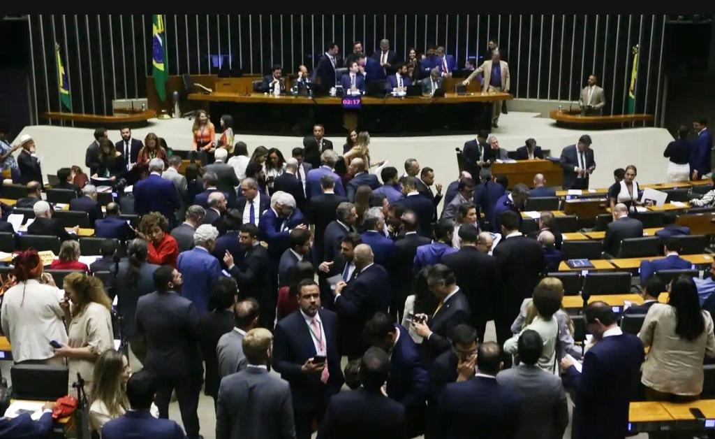 CÂMARA DOS DEPUTADOS APROVA ISENÇÃO DO IMPOSTO DE RENDA PARA QUEM GANHA ATÉ R$ 5 MIL