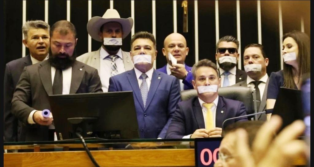 CONSELHO DE ÉTICA ABRE PROCESSO CONTRA DEPUTADOS POR INVASÃO DO PLENÁRIO