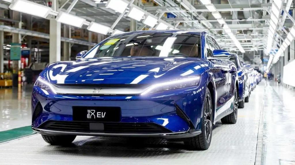 FABRICANTE CHINESA ASSUME LIDERANÇA NAS VENDAS GLOBAIS DE CARROS ELÉTRICOS EM 2025