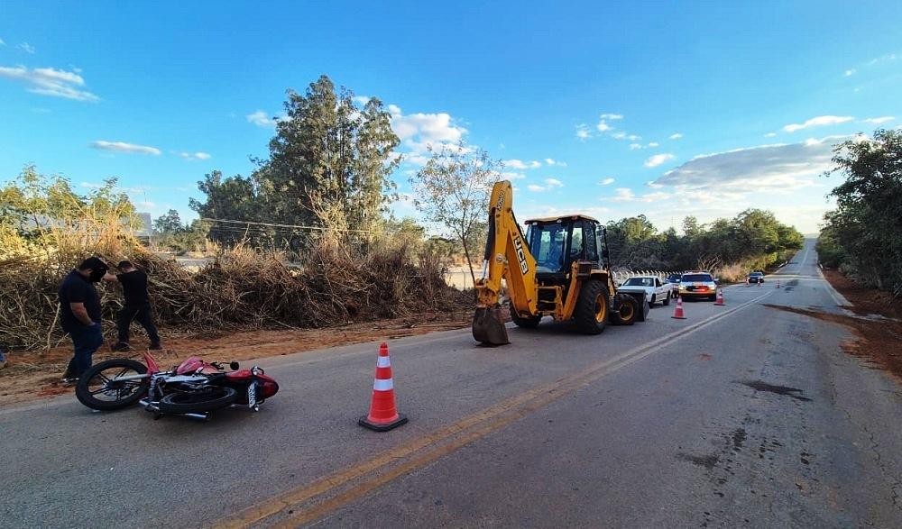 MOTO INVADE ÁREA ISOLADA DA MG-188 E BATE EM RETROESCAVADEIRA EM COROMANDEL