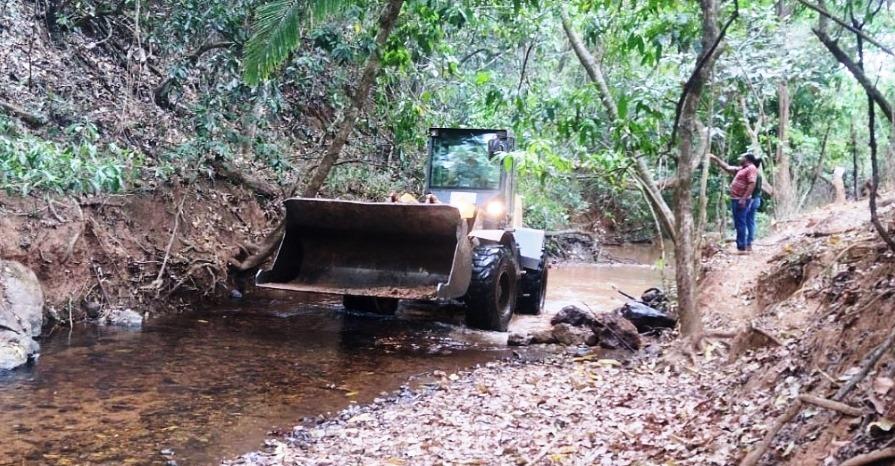 PREFEITURA DE VAZANTE RETIRA CARCAÇAS DE VACAS MORTAS DO CÓRREGO DA GUARIROBA