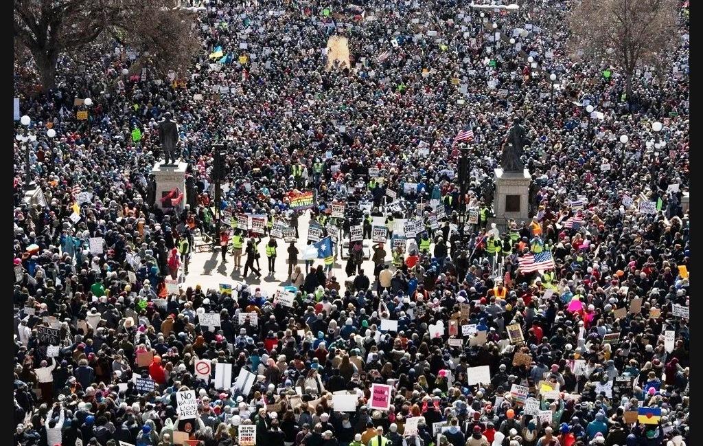PROTESTOS CONTRA DONALD TRUMP LEVAM MULTIDÕES ÀS RUAS NOS ESTADOS UNIDOS