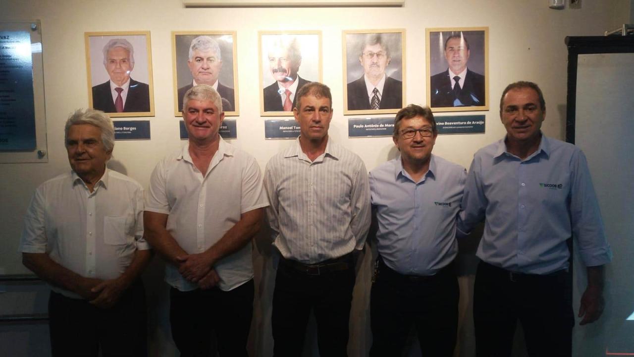 SICOOB CREDIVAZ CELEBRA 30 ANOS COM HOMENAGEM AOS SEUS EX-PRESIDENTES