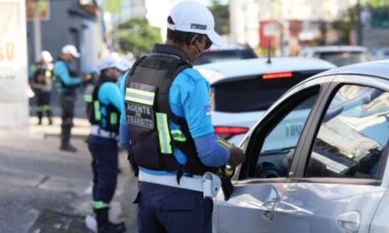 AGENTE DE TRÂNSITO É PUNIDO APÓS MULTAR MESMA MOTORISTA QUATRO VEZES EM MENOS DE UM MINUTO