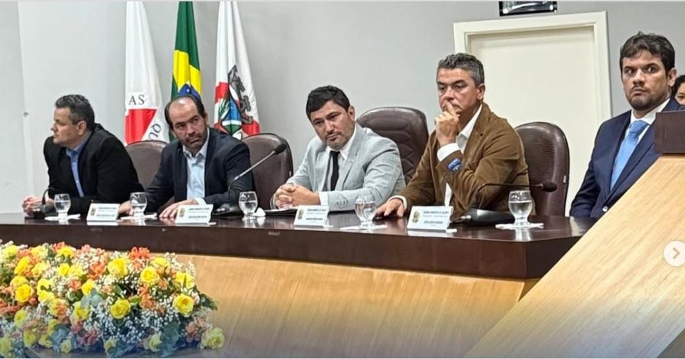 AGRACIADOS RECEBEM TÍTULOS DE CIDADÃOS HONORÁRIOS DA CÂMARA MUNICIPAL DE VAZANTE