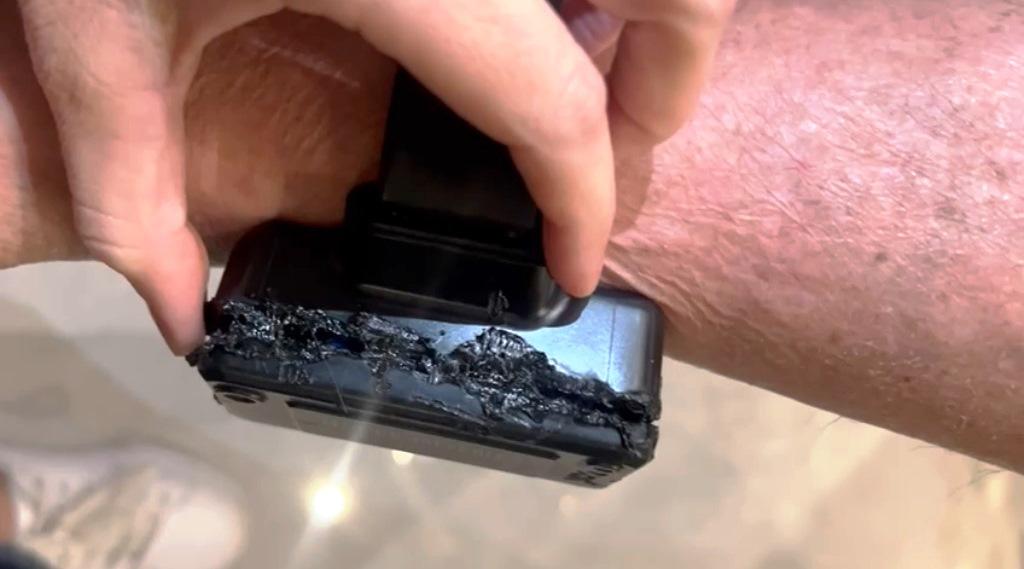 BOLSONARO ADMITE QUE TENTOU VIOLAR TORNOZELEIRA COM FERRO DE SOLDA